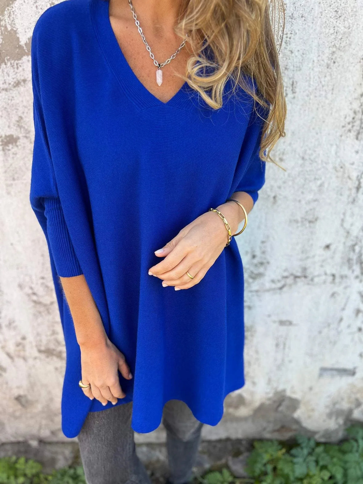 Women's relaxed V-neck long sweater, blue, front view